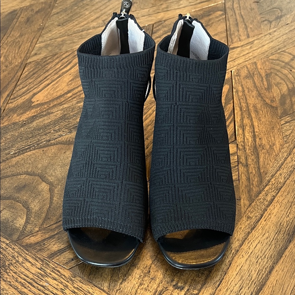 Adrienne Vittadini Arletta Black Wedge w/Cutouts, Back Zip, Cushioned, Sz 8.5